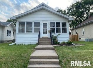 304 8th St, Silvis, IL 61282