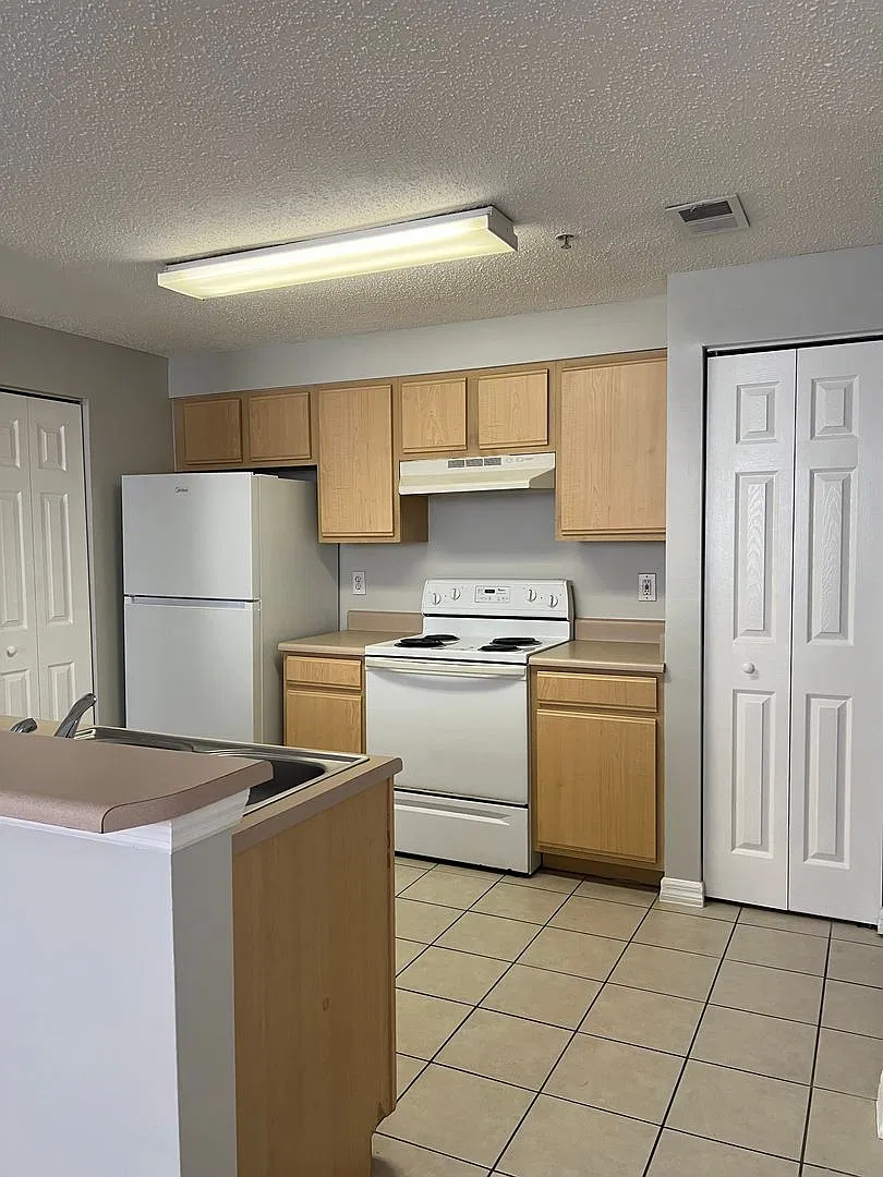 2nd floor condo, 1 bedroom, 1 bathroom — Photo 3