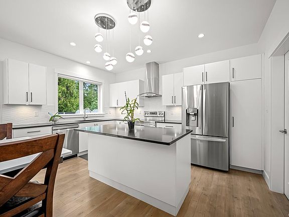4th image of 2583 Steele Cres