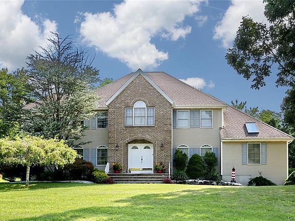 2nd image of 10 Rockwood Ln