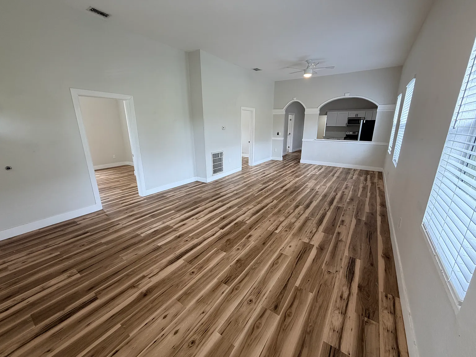 3 bed, 2.0 bath, 1600 sqft, $1,375 — Photo 2
