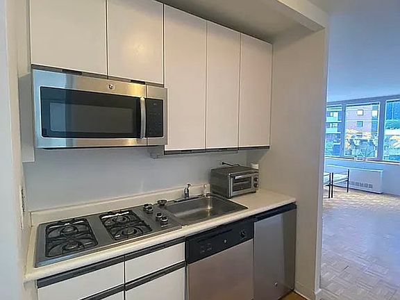 3rd image of 500 W 43rd St APT 4E