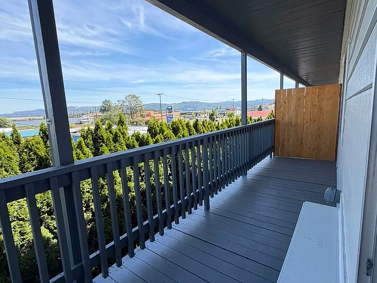 309 W C St — Photo 17