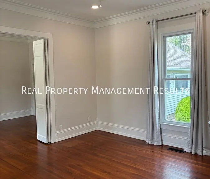 402 W Jennings St — Photo 6