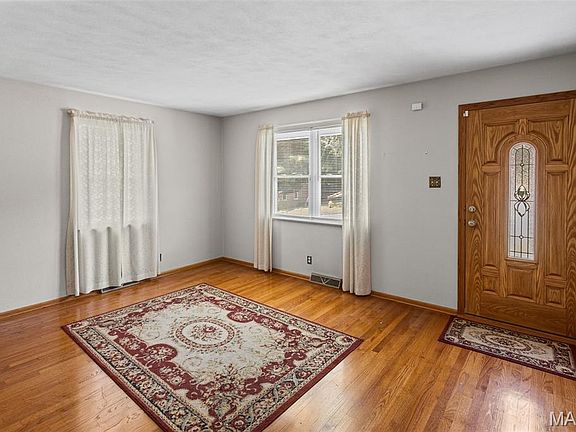 5th image of 158 Helen Pl