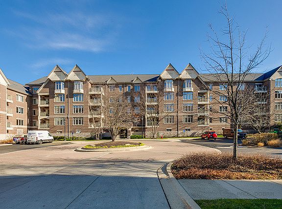 2nd image of 425 Village Grn Unit 307