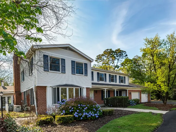 32W050 Cedar Ln, Wayne, IL 60184