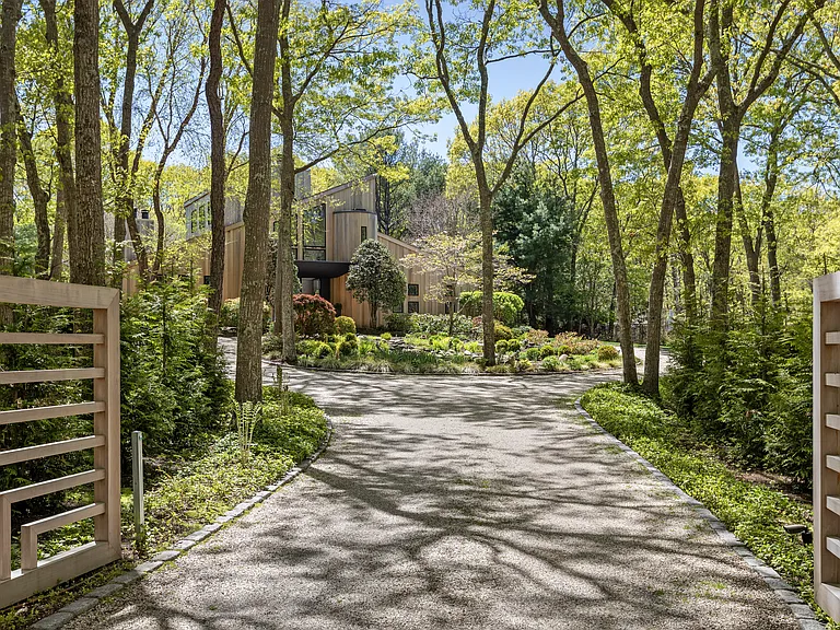 570 Sag Harbor Tpke — Photo 2