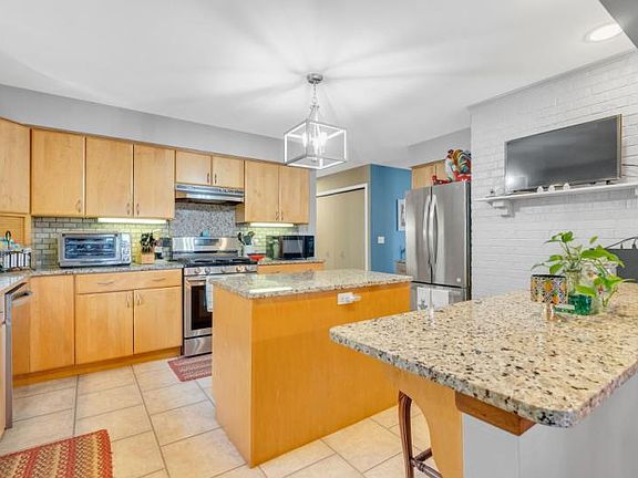 5th image of 2489 Lakeside Dr