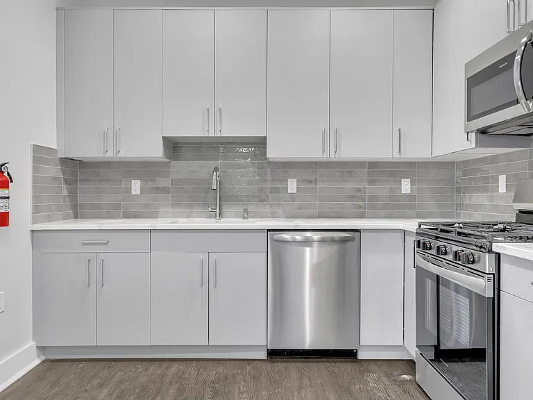 491 Walker St #3C — Photo 2