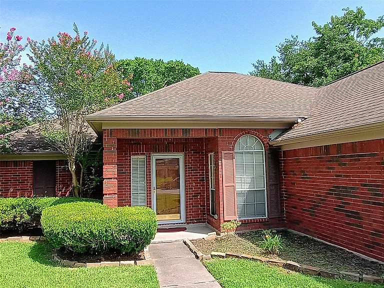 3821 Pin Oak Dr N — Photo 3