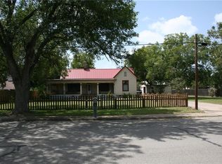 749 S Guadalupe St, Lockhart, TX 78644