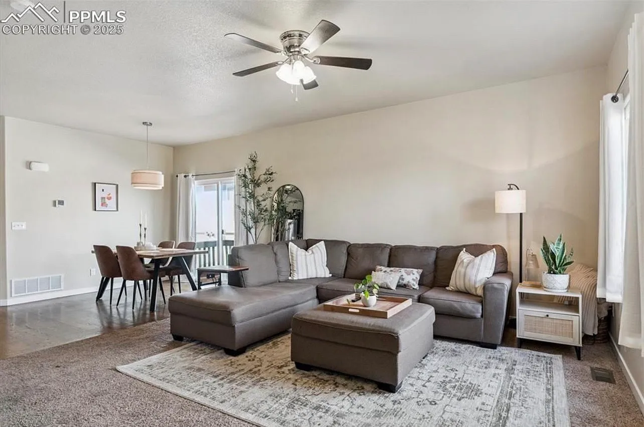 4 bed, 3300 sqft, $900 — Photo 4