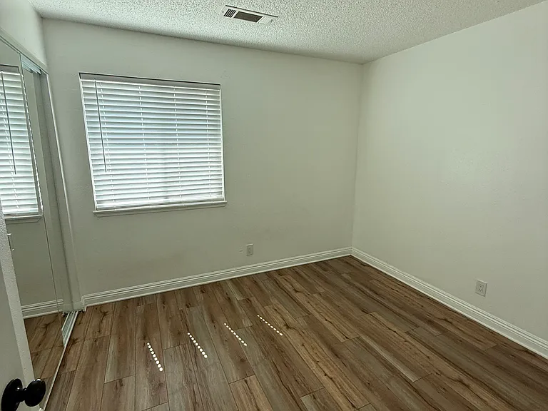 1524 N Thomas Ct — Photo 4