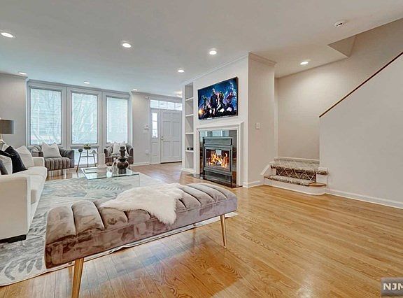2nd image of 185 Kensington Dr #185