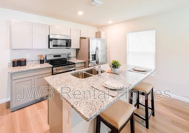 112 W 25th St — Photo 3