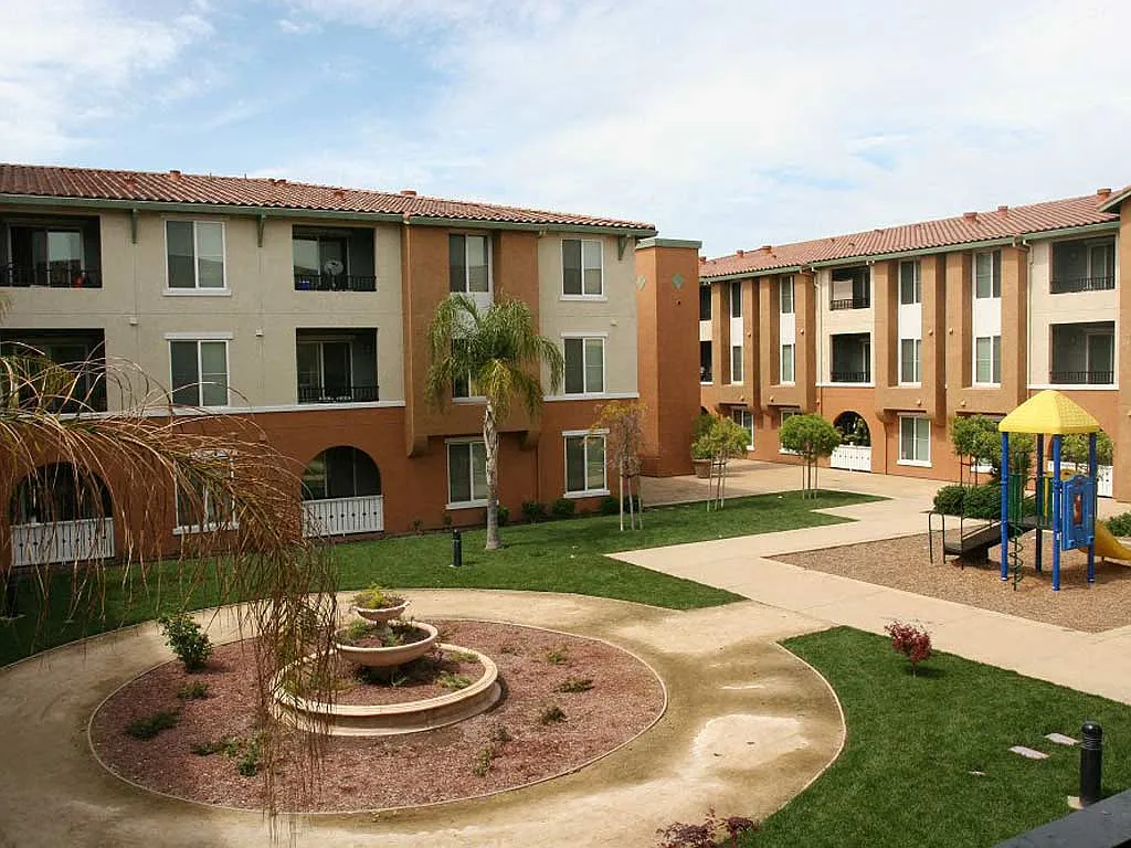 Summer Breeze Apts — Photo 2