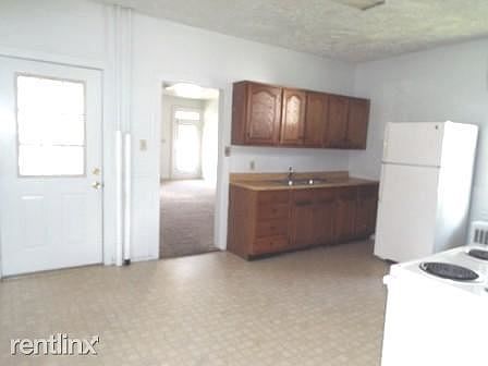 kitchen toward livingroom