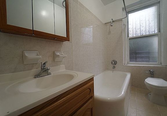 3rd image of 2326 Loring Pl N APT 3B
