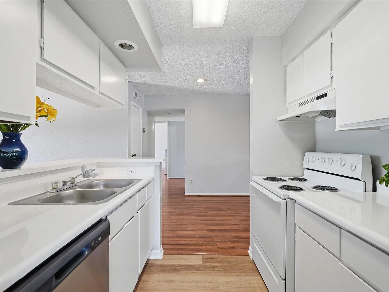 2 bed, 2.0 bath, 824 sqft, $1,250 — Photo 2