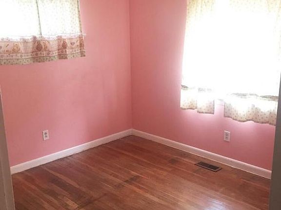 3rd image of 1325 Mayfield Ln