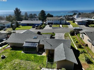 812 Paradise Ln, Brookings, OR 97415