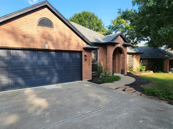 1212 Highcrest Dr, Burleson, TX 76028