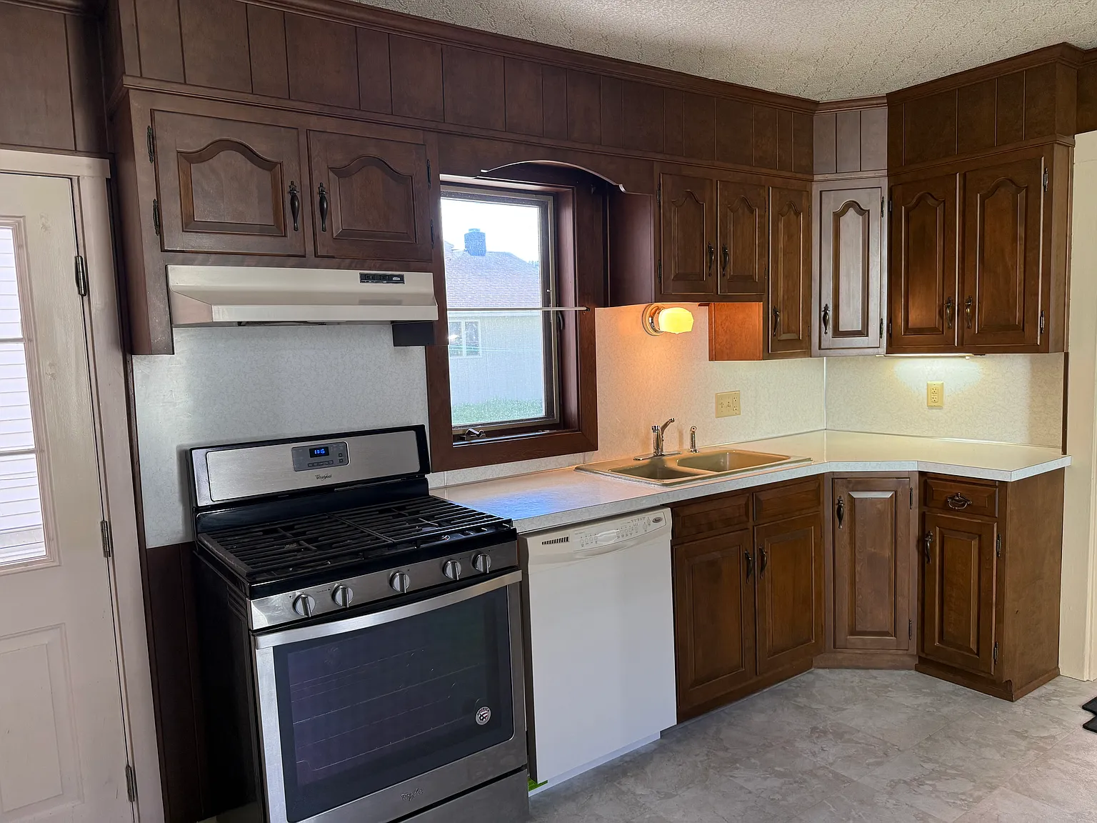 2 bed, 1.5 bath, 1560 sqft, $1,680 — Photo 2