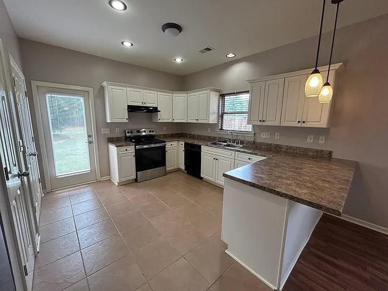 1108 Washington Dr — Photo 5