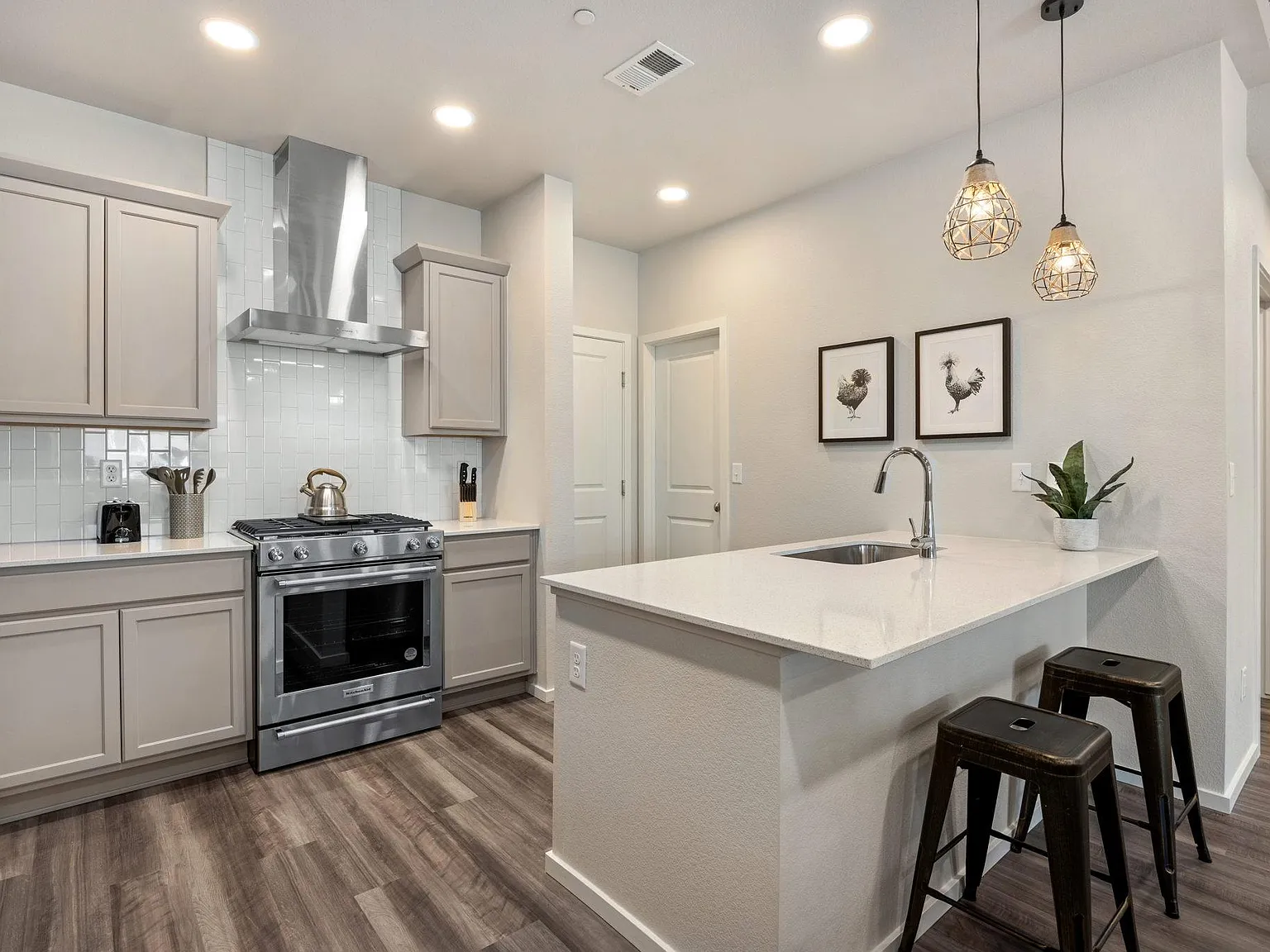 3 bed, 1700 sqft, $3,495 — Photo 4