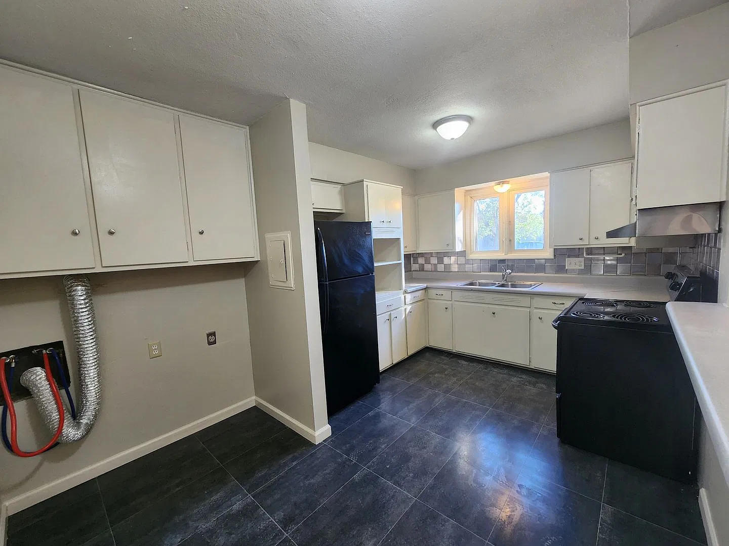 2635 S Minnesota - 3 Bedroom, 1 Bathroom Home with Carport - $995 — Photo 3