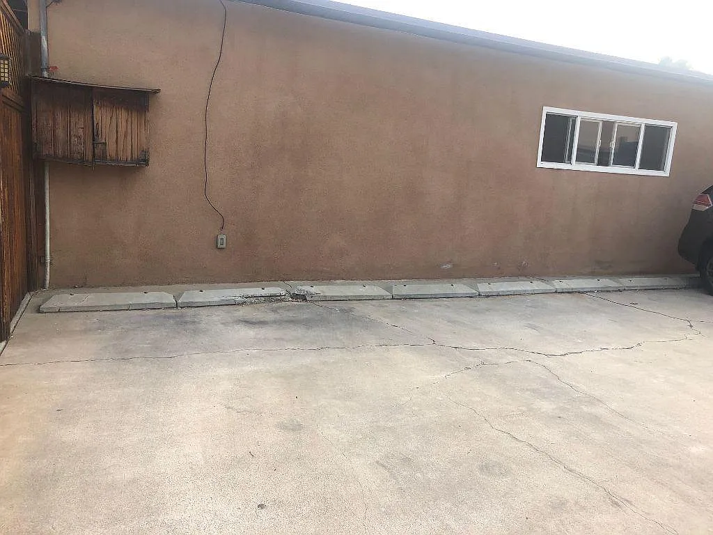 2 dedicated parking spaces off alley - 4777 Bermuda Ave