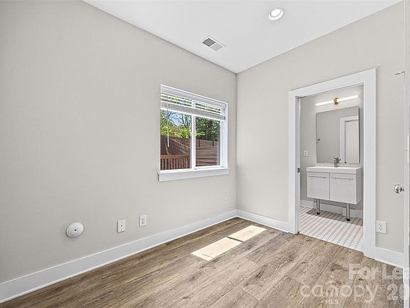 3rd image of 840 E 18th St #C