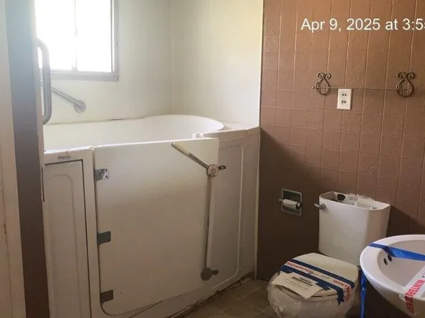 116 N River St, Auxier, KY 41602