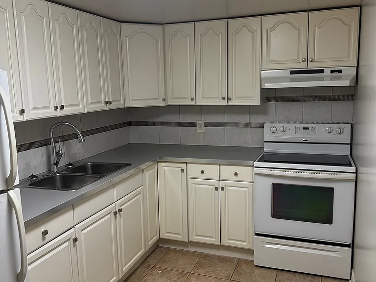 583 King St — Photo 8