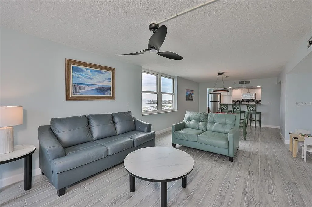 2 bed, 2.0 bath, 1392 sqft, $4,100 — Photo 3