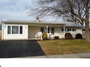 27 Silverbirch Ln, Levittown, PA 19055