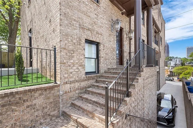 3 bed, 5.0 bath, 2871 sqft, $6,000 — Photo 3