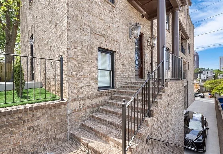 631 Boulevard NE — Photo 3