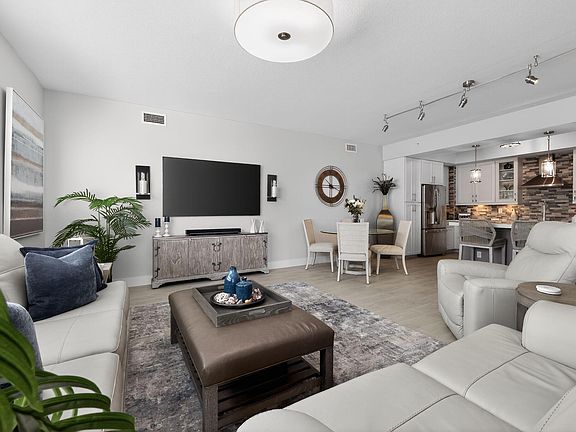 4th image of 915 Bay Colony Drive S