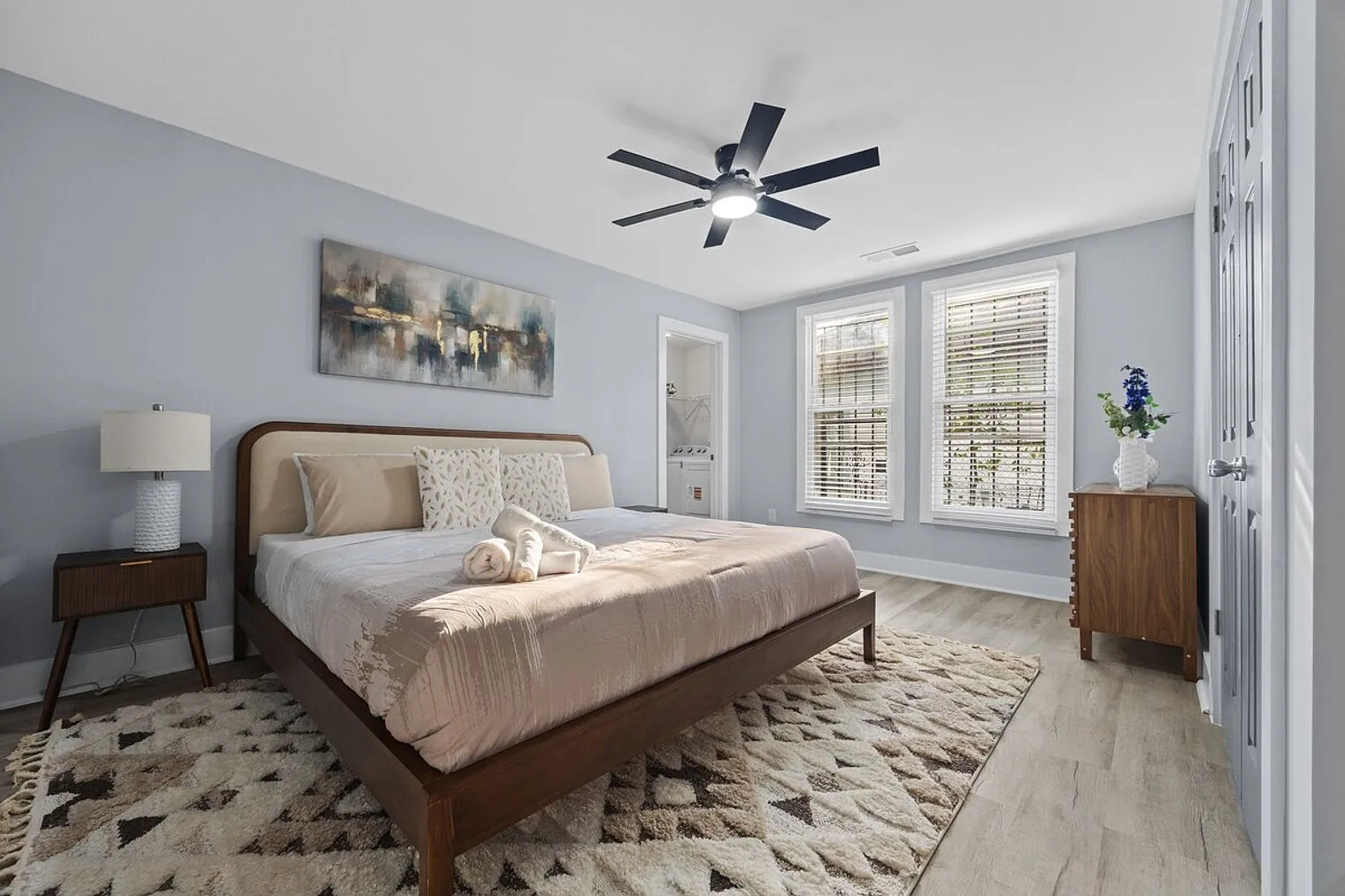 3 bed, 2.0 bath, $6,037 — Photo 4