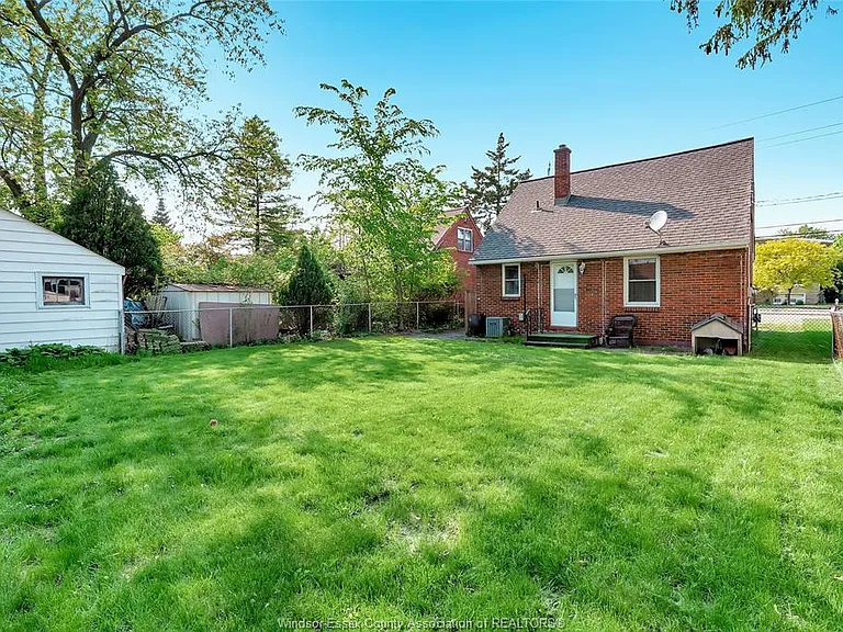 6633 Wyandotte St E — Photo 18