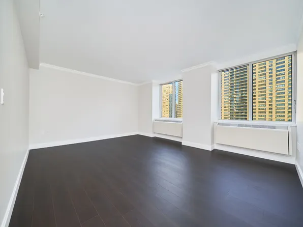 160 Riverside Boulevard image 2 of 14