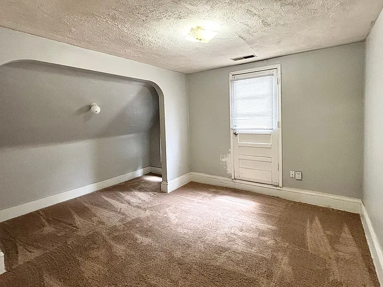704 W. Mulberry — Photo 7