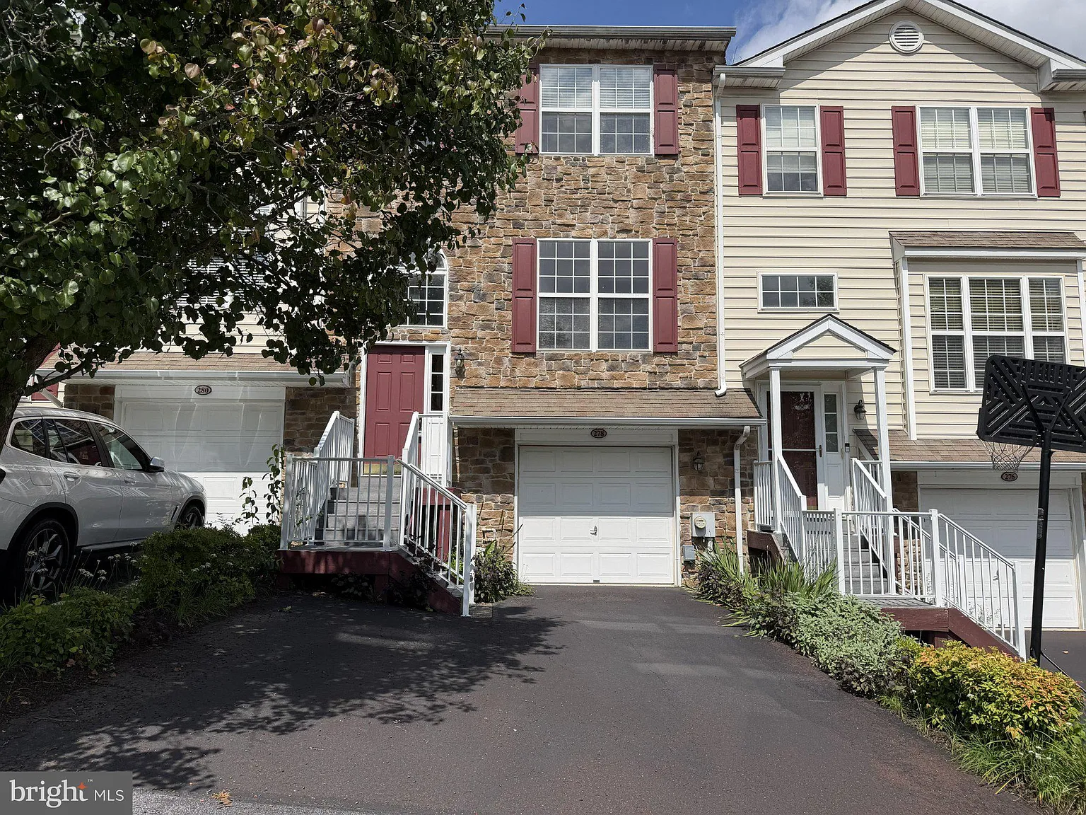 3 bed, 2.5 bath, 2850 sqft, $3,300 — Photo 1