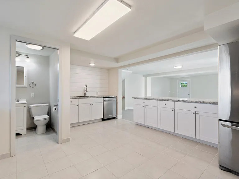 1575 W 7th St — Photo 11