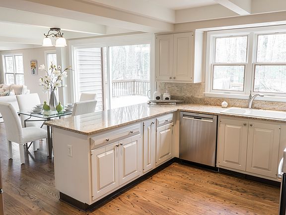 3rd image of 85 Quail Hollow Dr