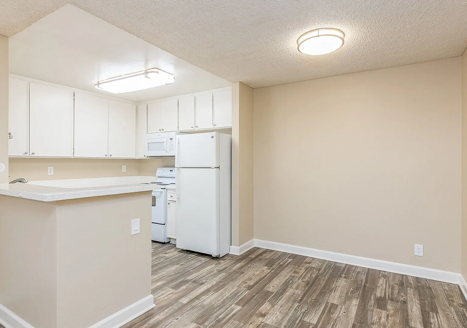 Willow Creek Apartments — Photo 3
