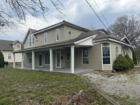 705 S Locust St, Sweet Springs, MO 65351