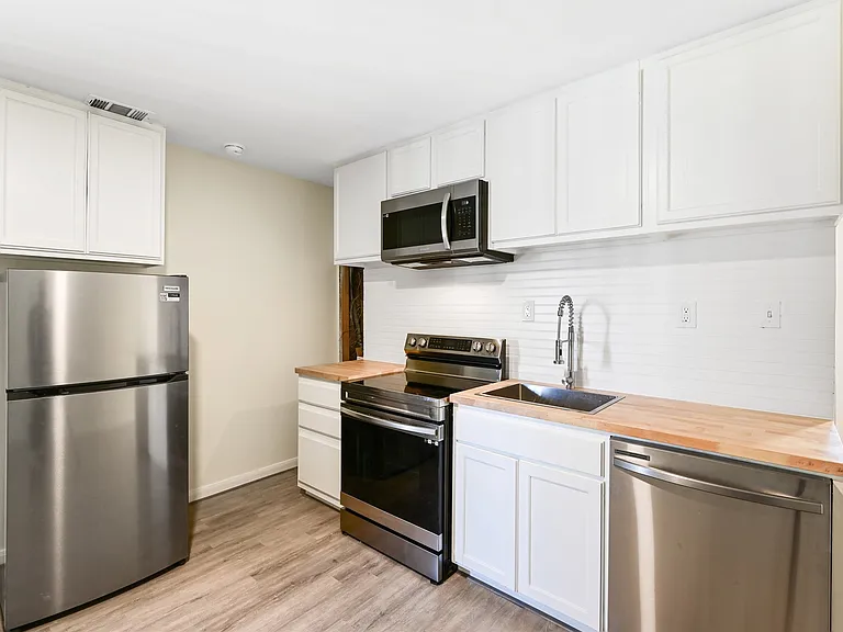 1011 W 10th St #3 — Photo 5